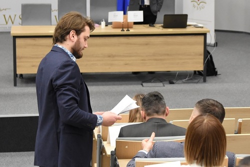 Doktorant Uniwersytetu Warszawskiego przekazuje egzaminy kolejnym kolumnom