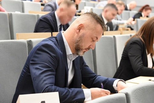Funkcjonariusz podczas pisania egzaminu