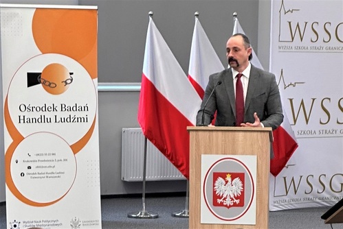 Seweryn Stopa podczas przedstawiania międzynarodowych podmiotów zaangażowanych w zwalczanie przestępczości zorganizowanej