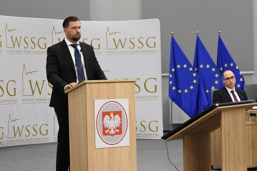 Kpt. Marek Krajewski omawia elementy pozyskiwania informacji na temat członków zorganizowanych grup przestępczych
