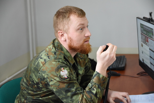 Funkcjonariusz MOSG podczas zajęć z alarmowania na morzu w sytuacji, gdy jednostka pływająca znajdzie się w niebezpieczeństwie Funkcjonariusz MOSG podczas zajęć z alarmowania na morzu w sytuacji, gdy jednostka pływająca znajdzie się w niebezpieczeństwie