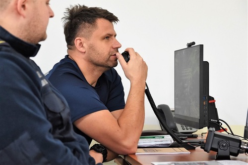 Funkcjonariusz MOSG podczas zajęć z alarmowania na morzu w sytuacji, gdy jednostka pływająca znajdzie się w niebezpieczeństwie Funkcjonariusz MOSG podczas zajęć z alarmowania na morzu w sytuacji, gdy jednostka pływająca znajdzie się w niebezpieczeństwie