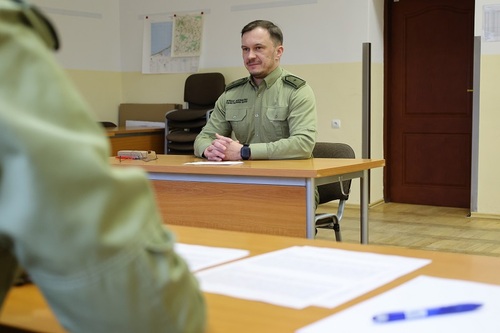 Funkcjonariusz SG podczas egzaminu praktycznego Funkcjonariusz SG podczas egzaminu praktycznego