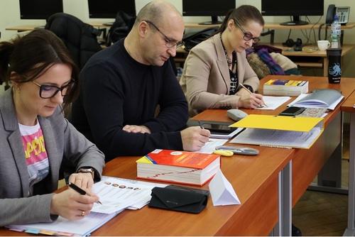 Uczestnicy szkolenia podczas wykonywania ćwiczeń Uczestnicy szkolenia podczas wykonywania ćwiczeń
