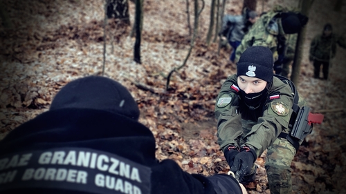 Funkcjonariusze SG podczas zajęć w terenie Funkcjonariusze SG podczas zajęć w terenie