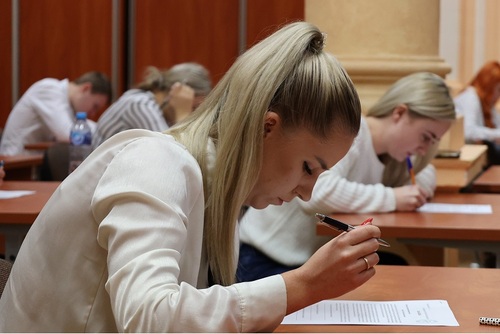Kandydatka do służby podczas pisania testu z wiedzy ogólnej Kandydatka do służby podczas pisania testu z wiedzy ogólnej