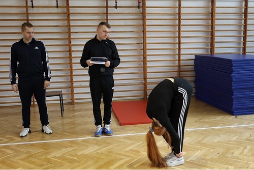 Kandydat do służby podczas wykonywania skłonu w przód Kandydat do służby podczas wykonywania skłonu w przód