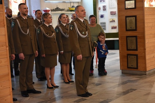 Funkcjonariusz SG podczas oficjalnego pożegnania Funkcjonariusz SG podczas oficjalnego pożegnania