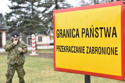 Znak z napisem GRANICA PAŃSTA PRZEKRACZANIE ZABRONIONE na terenie Uczelni wykorzystywanym do ćwiczeń Znak z napisem GRANICA PAŃSTA PRZEKRACZANIE ZABRONIONE na terenie Uczelni wykorzystywanym do ćwiczeń