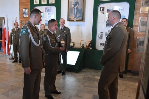 Wręczenie przez funkcjonariuszy SG pamiątkowej deski