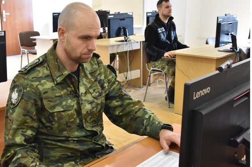 Funkcjonariusz SG podczas egzaminu praktycznego Funkcjonariusz SG podczas egzaminu praktycznego