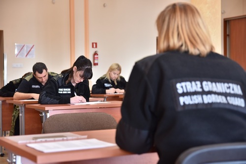 Funkcjonariusze SG podczas egzaminu praktycznego Funkcjonariusze SG podczas egzaminu praktycznego