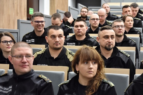 Siedzący słuchacze podczas rozpoczęcia szkolenia Siedzący słuchacze podczas rozpoczęcia szkolenia