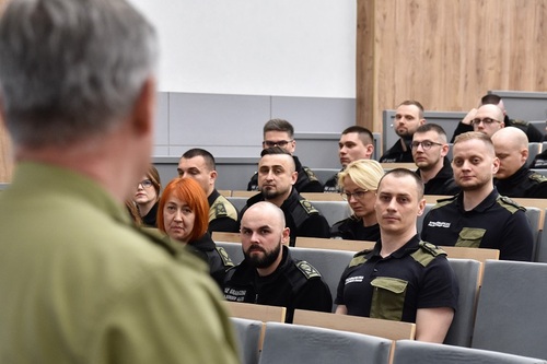 p. o. Prorektor – Zastępca Komendanta skierowany w stronę słuchaczy rozpoczynających szkolenie p. o. Prorektor – Zastępca Komendanta skierowany w stronę słuchaczy rozpoczynających szkolenie