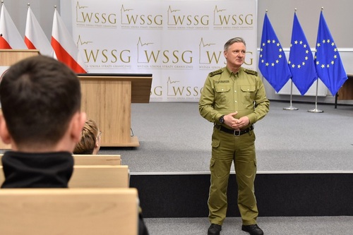 p. o. Prorektor – Zastępca Komendanta przemawia do słuchaczy rozpoczynających szkolenie w zakresie szkoły chorążych p. o. Prorektor – Zastępca Komendanta przemawia do słuchaczy rozpoczynających szkolenie w zakresie szkoły chorążych
