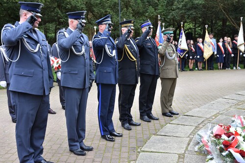 Sześciu przedstawicieli służb mundurowych oddających honor