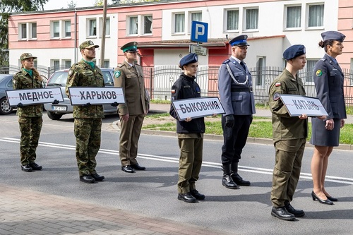 Studenci WSSG prezentujący plansze z miejscem kaźni żołnierzy Korpusu Ochrony Pogranicza