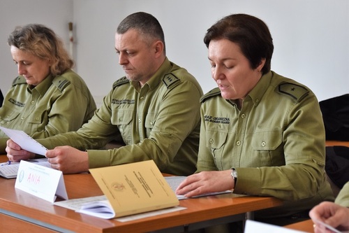 Troje funkcjonariuszy szkolenia podczas zajęć Troje funkcjonariuszy szkolenia podczas zajęć