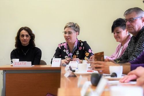 Funkcjonariusze siedzący w ławkach podczas zajęć Funkcjonariusze siedzący w ławkach podczas zajęć