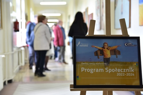 Sztaluga z plakatem dotyczącym programu Społecznik 2022 - 2024 Sztaluga z plakatem dotyczącym programu Społecznik 2022 - 2024