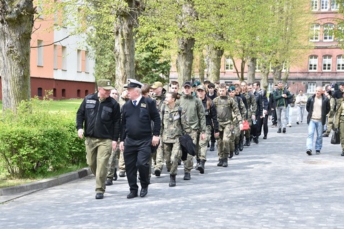 Wszyscy uczestnicy konkursu wraz z opiekunami w trakcie przemarszu Wszyscy uczestnicy konkursu wraz z opiekunami w trakcie przemarszu