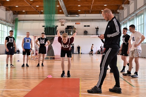 Uczestnik przygotowujący się do skoku w dal wraz z egzaminatorem Uczestnik przygotowujący się do skoku w dal wraz z egzaminatorem