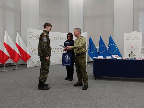 P.o. Prorektor – Zastępca Komendanta WSSG wręczający dyplom laureatowi konkursu P.o. Prorektor – Zastępca Komendanta WSSG wręczający dyplom laureatowi konkursu