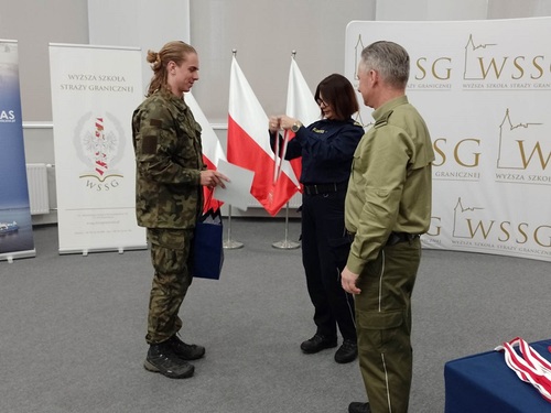 Kmdr ppor. SG Iwona Ataman-Malata wręczająca medal laureatowi konkursu Kmdr ppor. SG Iwona Ataman-Malata wręczająca medal laureatowi konkursu