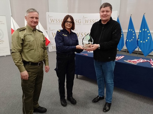 Przedstawiciele SG wręczający Laur Komendanta MOSG Przedstawiciele SG wręczający Laur Komendanta MOSG