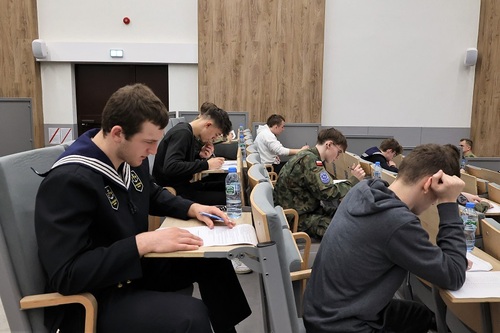 Uczestnicy konkursu w trakcie testu pisemnego Uczestnicy konkursu w trakcie testu pisemnego