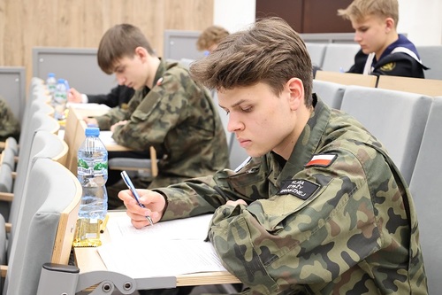 Uczestnik konkursu pochylony nad arkuszem Uczestnik konkursu pochylony nad arkuszem