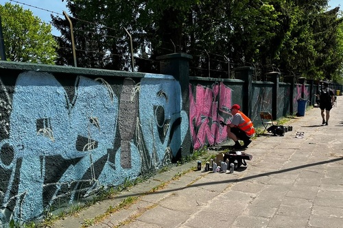 Uczestnik wydarzenia tworzy graffiti Uczestnik wydarzenia tworzy graffiti