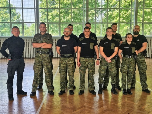Instruktor Zakładu Działań Specjalnych WSSG wraz z grupą kursantów Instruktor Zakładu Działań Specjalnych WSSG wraz z grupą kursantów