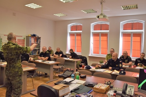 Wykładowca oraz uczestnicy kursu w sali wykładowej Wykładowca oraz uczestnicy kursu w sali wykładowej
