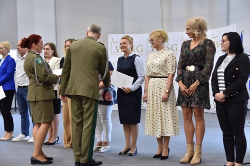 Rektor-Komendant wręcza wyróżnienia pracownikom cywilnym WSSG Rektor-Komendant wręcza wyróżnienia pracownikom cywilnym WSSG