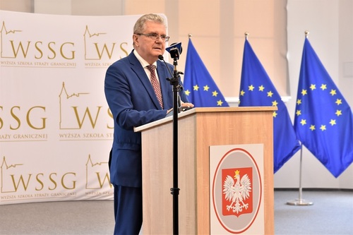 Na scenie przemawia Czesław Hoc Poseł na Sejm RP Na scenie przemawia Czesław Hoc Poseł na Sejm RP