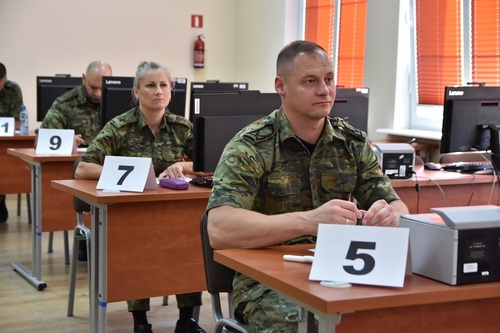 Słuchacze WSSG podczas egzaminu pisemnego Słuchacze WSSG podczas egzaminu pisemnego