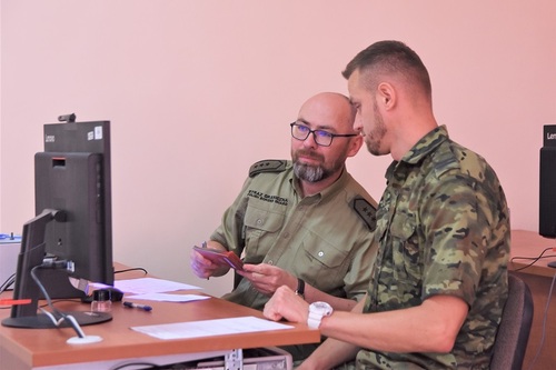Słuchacz WSSG podczas egzaminu z kontroli ruchu granicznego Słuchacz WSSG podczas egzaminu z kontroli ruchu granicznego