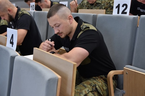 Funkcjonariusz SG podczas egzaminu pisemnego Funkcjonariusz SG podczas egzaminu pisemnego