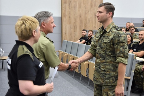 Gratulacje dla wyróżnionego funkcjonariusza Gratulacje dla wyróżnionego funkcjonariusza