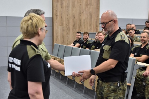 Gratulacje dla wyróżnionego funkcjonariusza Gratulacje dla wyróżnionego funkcjonariusza