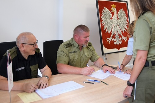 Członkowie komisji wyborczej na tle godła państwowego Członkowie komisji wyborczej na tle godła państwowego