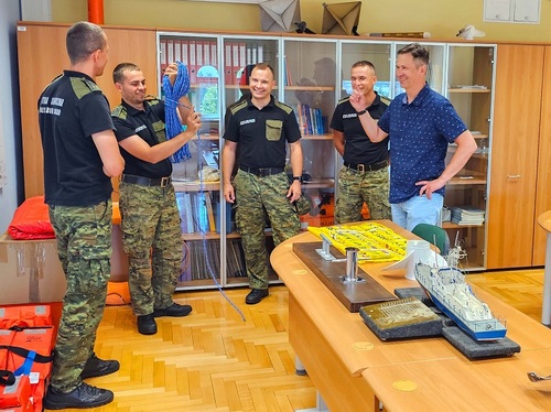 Funkcjonariusze razem z wykładowcą WSSG ćwiczą węzły i zwijanie liny Funkcjonariusze razem z wykładowcą WSSG ćwiczą węzły i zwijanie liny