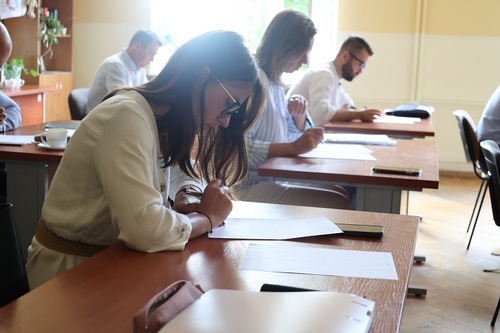 Uczestnicy szkolenia siedzą w ławkach szkoleniowych Uczestnicy szkolenia siedzą w ławkach szkoleniowych