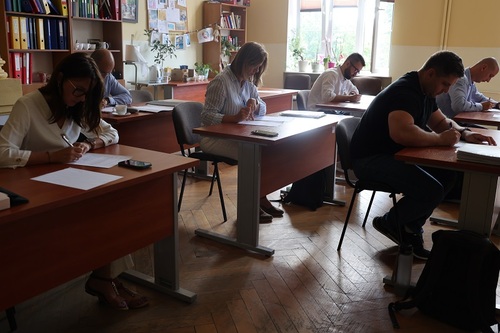 Uczestnicy szkolenia siedzą w ławkach szkoleniowych Uczestnicy szkolenia siedzą w ławkach szkoleniowych