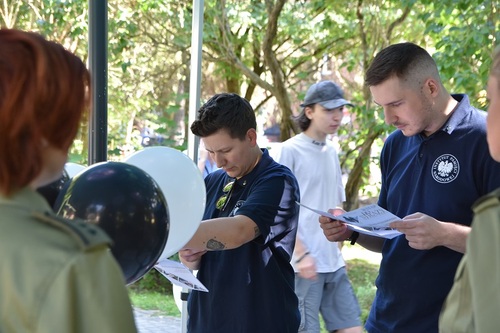 Uczestnicy wydarzenia czytają informacje zawarte w ulotce WSSG