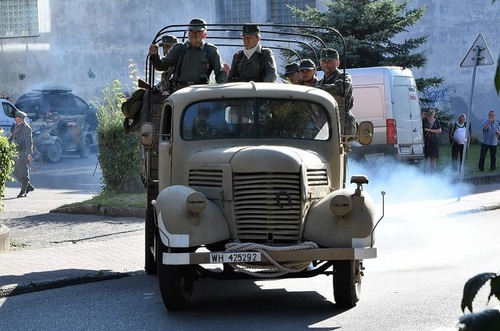 Pokaz powstańczych walk w 1944 roku w wykonaniu grup rekonstrukcyjnych