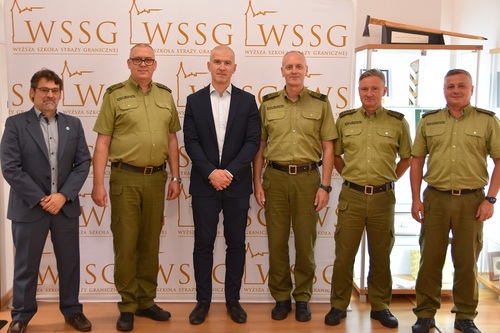 Przedstawiciele FRONTEX w towarzystwie kadry Uczelni Przedstawiciele FRONTEX w towarzystwie kadry Uczelni