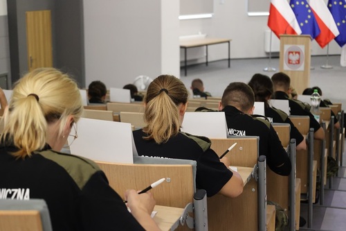 Funkcjonariusze SG podczas egzaminu pisemnego Funkcjonariusz SG podczas egzaminu pisemnego