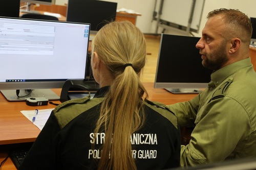 Funkcjonariusz SG podczas egzaminu praktycznego Funkcjonariusz SG podczas egzaminu praktycznego